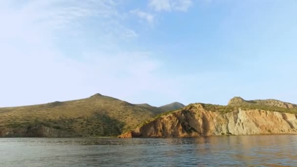 Si può vedere Paesaggio, montagne, isole greche, è una vista dal mare, è estate, giornata di sole, è Mar Mediterraneo — Video Stock