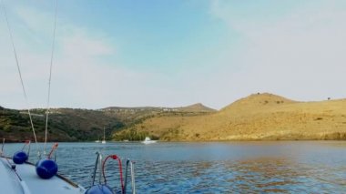 Gördüğünüz manzara, dağlar, Yunan Adaları, denizden bir manzara, yaz, güneşli gün değil, Akdeniz'in olduğunu