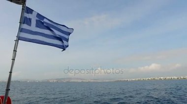 Arka planda dağlar ve Akdeniz deniz manzara mavi ve beyaz bayrak Yunanistan bir yatta rüzgarda sallanan, mesafe Atina shore gördüm