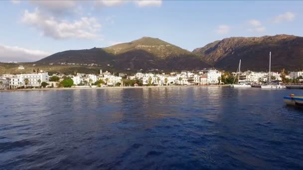 在希腊的空滨海，甲烷的早晨。航拍视频拍摄。一个空的码头。在背景是山水的城市房子。夏季晴朗的早晨，蓝色天空与云彩 — 图库视频影像