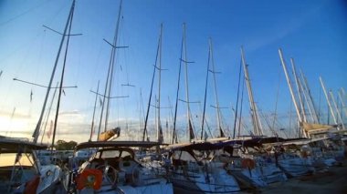 Bir sürü güzel Yelkenli Yatlar ve katamaran Yunan Marina iskele için Atina, Akdeniz, açık yaz sabahı, sunrise palamarla. Yüksek direkler yat. Rıhtımdan görüntülemek