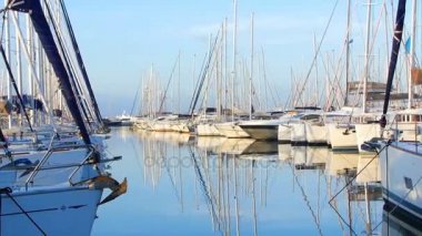 Bir sürü güzel Yelkenli Yatlar ve katamaran Yunan Marina iskele için Atina, Akdeniz, açık yaz sabahı, sunrise palamarla. Yüksek direkler yat. Rıhtımdan görüntülemek