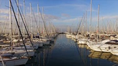 Bir sürü güzel Yelkenli Yatlar ve katamaran Yunan Marina iskele için Atina, Akdeniz, açık yaz sabahı, sunrise palamarla. Yüksek direkler yat. Rıhtımdan görüntülemek