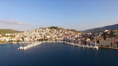 Manzara Poros Akdeniz, kuş bakışı görünüme, havadan video çekim, birçok yatlar arasında demirleyen iskele, katamaran, peyzaj dağlar, deniz, mavi gökyüzü, Yunan Adası şehir