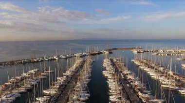 Şafak Yunan Marina, Atina. Aero video çekim. Bir sürü farklı yatlar, katamaran iskeleler için palamarla. Arka planda deniz, mavi gökyüzü manzara var. Yaz Açık sabah, sakin