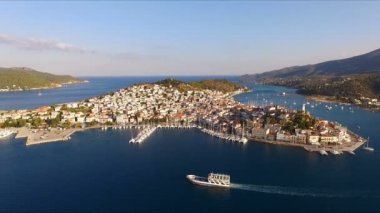 Manzara Poros Akdeniz, kuş bakışı görünüme, havadan video çekim, birçok yatlar arasında demirleyen iskele, katamaran, peyzaj dağlar, deniz, mavi gökyüzü, Yunan Adası şehir