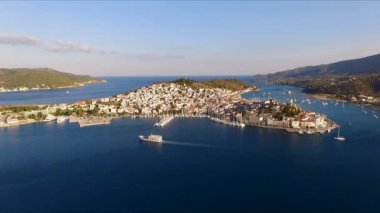 Manzara Poros Akdeniz, kuş bakışı görünüme, havadan video çekim, birçok yatlar arasında demirleyen iskele, katamaran, peyzaj dağlar, deniz, mavi gökyüzü, Yunan Adası şehir
