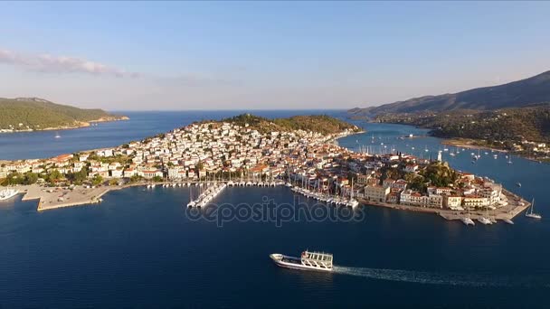 Krajina ostrova řeckého Poros mezi Středozemním mořem, ptačí pohled, letecké video fotografování, mnoho jachty kotvící na molo, katamarány, krajina, hory, moře, modrá obloha, město