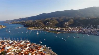 Yunan Adası Poros bir kuş-göz görüş, hava video, birçok demirlemiş iskele, Yelkenli Yatlar, katamaran, adalar arasında Boğazı için çekim ile Akdeniz arasında yatay bir