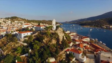 Yunan Adası Poros bir kuş-göz görüş, hava video, birçok demirlemiş iskele, Yelkenli Yatlar, katamaran, adalar arasında Boğazı için çekim ile Akdeniz arasında yatay bir