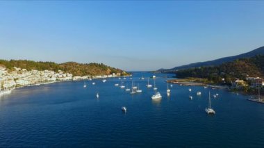 Yunan Adası Poros bir kuş-göz görüş, hava video, birçok demirlemiş iskele, Yelkenli Yatlar, katamaran, adalar arasında Boğazı için çekim ile Akdeniz arasında yatay bir