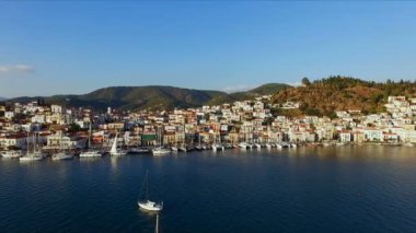 Yunan Adası Poros bir kuş-göz görüş, hava video, birçok demirlemiş iskele, Yelkenli Yatlar, katamaran, adalar arasında Boğazı için çekim ile Akdeniz arasında yatay bir