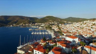 Yunan Adası Poros bir kuş-göz görüş, hava video, birçok demirlemiş iskele, Yelkenli Yatlar, katamaran, adalar arasında Boğazı için çekim ile Akdeniz arasında yatay bir