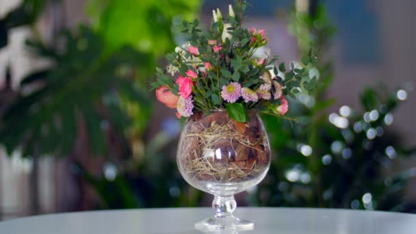 Floral composition against the backdrop of greenery — Stock Video