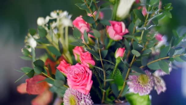 Composición floral en el contexto de la vegetación — Vídeo de stock