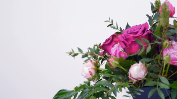 Regalo de flores para una chica, una mujer, un ser querido — Vídeos de Stock