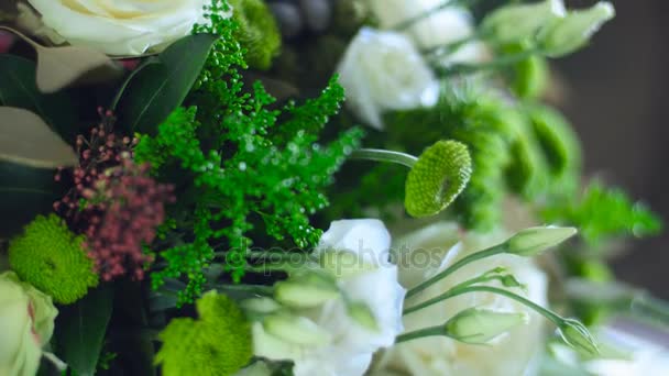 Choose bouquets in the showcase of a flower shop and send them to your loved ones — Stock Video