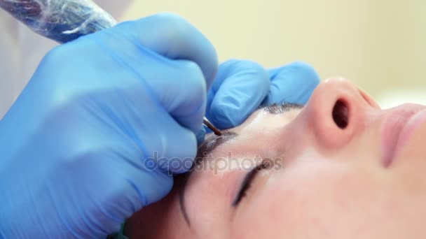 Attention, the simple procedure of eyebrow tattooing conceals a danger — Stock Video