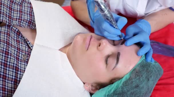 En ung flicka ligger på en soffa i ett kosmetologi rum — Stockvideo