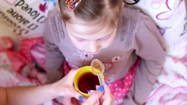 Gesundheit der Kinder ist für Eltern am wichtigsten — Stockvideo