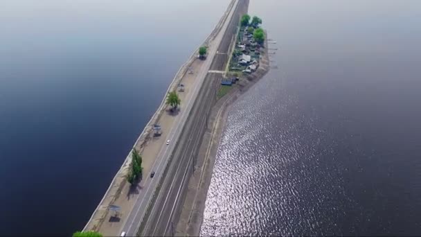 A ferrovia na barragem — Vídeo de Stock