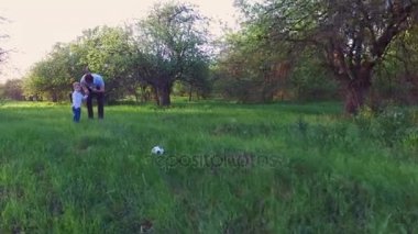 Bahar akşam, gün batımında, yeşil eski elma bahçesinde, baba, oğlu, top, üç yılda bir yakışıklı esmer adam oynadığı bir genç, ona futbol oynamayı öğretir, eğleniyorlar
