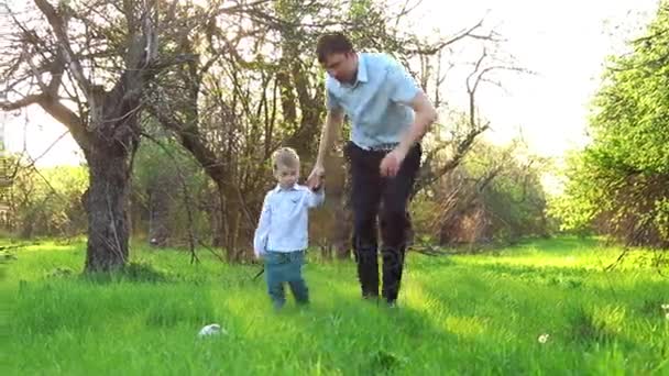 Ebeveynler ile çocuklar, açık hava oyunları, futbol oyunları — Stok video