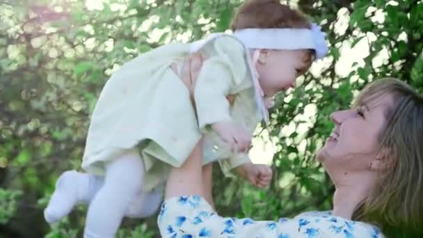 Тепло почуттів матері і дитини, щирість кохання — стокове відео