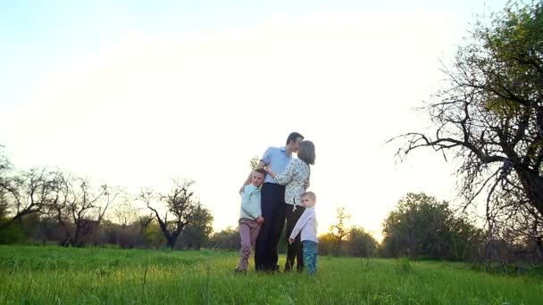 A vida é amor, goza. Ele é o seu significado, ela é dele, os filhos são a sua intenção comum — Vídeo de Stock