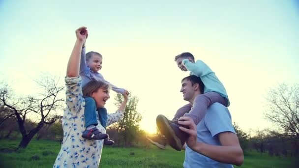 Hij is haar betekenis, ze is zijn, kinderen zijn hun gemeenschappelijke intentie. Leven is liefde, genieten van — Stockvideo