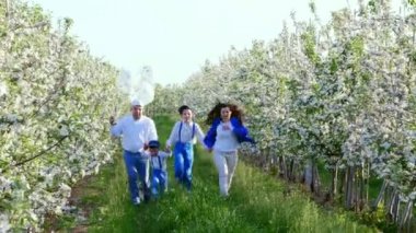 kim nasıl her gün gülümsemeye, yaşamayı biliyor.