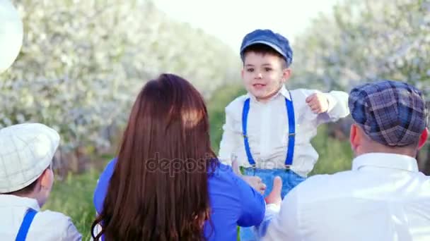 Cheerful picnic, happy weekend — Stock Video