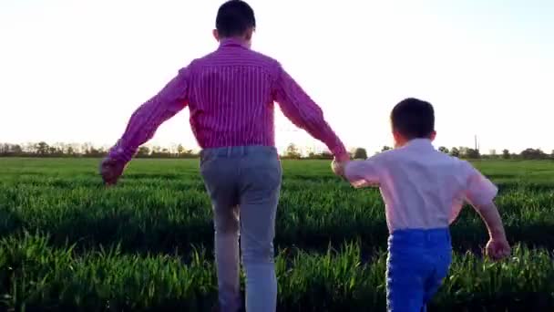 Barnens lycka, två små bröder har roligt. Sorglösa barndom — Stockvideo