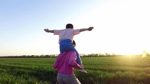 Kinderglück, zwei kleine Brüder haben Spaß. Unbekümmerte Kindheit — Stockvideo