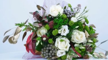 çiçek kompozisyon okaliptüs, solidago, çığ, Santini, Eustoma, Brunia yeşil, Barbatus gülü oluşur. Çiçek buketi, beyaz arka plan üzerinde döndürme,