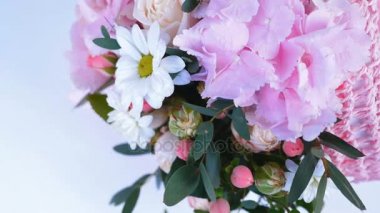 Yukarıdan görünüm, yakın çekim. Çiçek, buket, beyaz arka plan, rotasyon çiçek kompozisyon oluşur ortanca, krizantem bacardi, Rose lydia, Rose pion şeklinde, okaliptüs