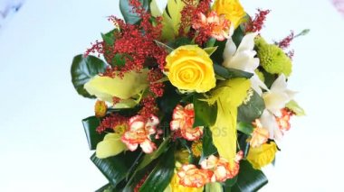 Yukarıdan görüntülemek, beyaz arka plan, çiçek kompozisyon rotasyon Rose penny lane, karanfil, Cymbidium orkide, solidago, krizantem santini, Russus, aspidistra oluşur
