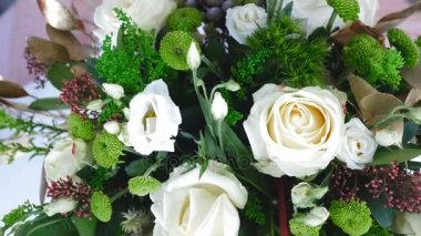 görünümü, yakın çekim, çiçek kompozisyon okaliptüs, solidago, çığ, Santini, Eustoma, Brunia yeşil, Barbatus gülü oluşur. Çiçek buketi, beyaz arka plan üzerinde döndürme,