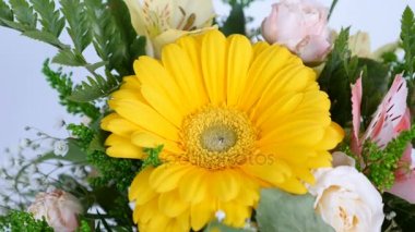 Yukarıdan görünüm, yakın çekim. Çiçek, buket, beyaz arka plan, rotasyon çiçek kompozisyon oluşur gerbera gül pion şeklinde, Alstroemeria, solidago, gypsophila, Arachniodis.