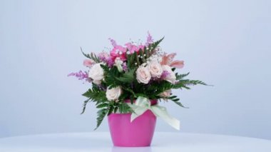 Çiçek, buket, beyaz arka plan, rotasyon çiçek kompozisyon oluşur gerbera, Eustoma, gül yana krem, Alstroemeria, solidago, gypsophila Arachniodis Rose.