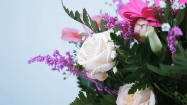 yakın çekim. Çiçek buketi, beyaz arka plan, çiçek kompozisyon rotasyon oluşur gerbera, Eustoma, gül yana krem, Alstroemeria, solidago, gypsophila Arachniodis Rose