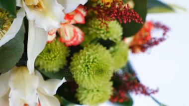 yakın çekim, beyaz arka plan, çiçek kompozisyon rotasyon Rose penny lane, karanfil, Cymbidium orkide, solidago, krizantem santini, Russus, aspidistra oluşur
