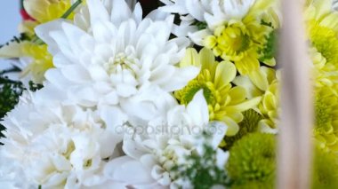 yakın çekim, rotasyon, sepet içinde çiçek buketi karanfil fıstık, krizantem anastasis, solidago, Russus oluşur