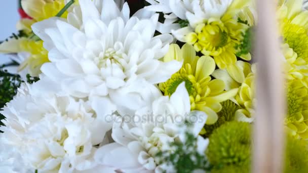 Γκρο πλαν, περιστροφή, μπουκέτο λουλούδια σε καλάθι αποτελείται από φιστίκι γαρίφαλο, χρυσάνθεμο Αναστάσης, σολιντάγκο, Russus — Αρχείο Βίντεο