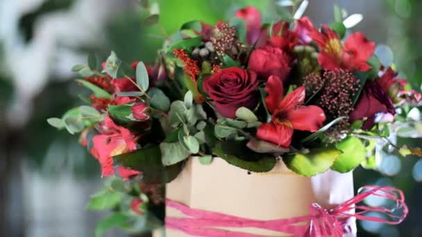 Blumenstrauß in den Lichtstrahlen, Rotation, die florale Komposition besteht aus Alstroemeria, Rose Prestige, Brunia grün, Solidago, Eukalyptus, rosa pionförmigen Bordeaux — Stockvideo