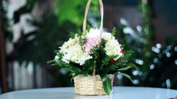 Buquê de flores nos raios de luz, rotação, a composição floral em uma cesta consiste em Clove pistachio, Crisântemo anastasis, solidago, Russo — Vídeo de Stock