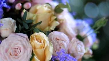 yakın çekim, ışık, döndürme, çiçek kompozisyon ışınları içinde çiçek buketi çığ, Rose pion şeklinde, gülü oluşur karanfil, Eustoma, solidago, okaliptüs, Hiperikum