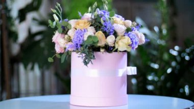 Işınları ışık, döndürme, çiçek kompozisyon içinde çiçek buketi oluşur Rose Avalanche, Rose pion şeklinde, karanfil, Eustoma, solidago, okaliptüs, Hiperikum