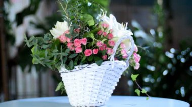 Işık, döndürme, ışınları içinde çiçek buketi oluşur nergis zambağı beyaz, gül lydia, Santini, cineraria, okaliptüs, Ivy geniş, Barbatus, feverweed, Cymbidium orkide,