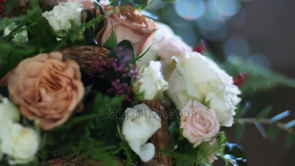 detail, kytice v paprscích světla, rotace, sestává z Rose cappuccino, vločka rose, Rose yana krémové, Plamosus, eukalyptus, Zlatobýl, růže Avalanche.
